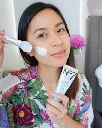 Time to unwind and let #No7Laboratories Cica Rescue Skin Paste Mask to do  all the calming and skin-perfecting 🌿✨ How's your Sunday going? 📷:  @threadsnbreads #No7usa #SelfCare #FaceMask