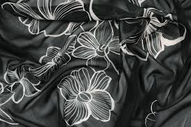 , prese con un fotocamera sconosciuta 10/31 2017 la foto scattata con. Chiffon Nero Fiori Bianchi E Bande Laterali Gialle