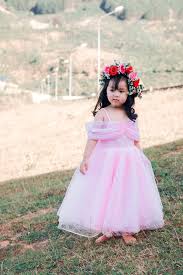 First, remove the flowers from the stems. Your Flower Girl Will Look Lovely With Any Of These Hairstyles Nm Wedding Expos