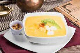 El locro de papas comienza alistando los ingredientes para la cocción: Locro De Papa Hecha Con Papa Chola Y Chaucha Acompanada De Queso Y Aguacate Picture Of Vista Hermosa Itchimbia Quito Tripadvisor