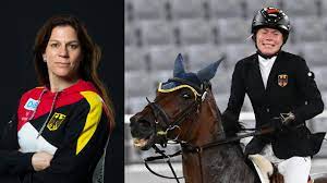 Germany's modern pentathlon national team coach kim raisner was disqualified from the tokyo olympics on saturday after she hit a horse during competition. Tpw90il5paeglm