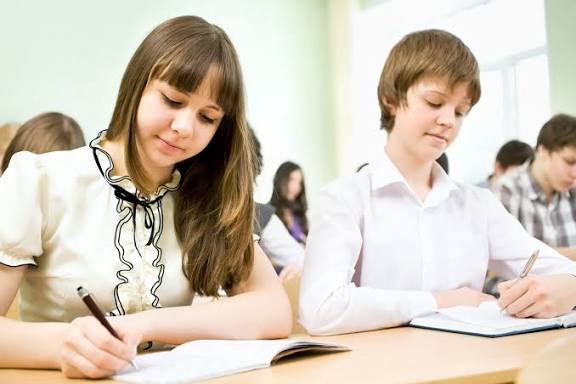Estudiantes de secundaria segundo año participando en una clase.