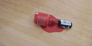 كيف أزيل المناكير عن الكنب فكرة وي