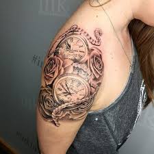 Otros diseños de numeros romanos en tatuajes, son los coloridos, hay obras que llevan color y parten de una obra de la nueva escuela o de las nuevas técnicas en acuarela, los números romanos suelen ser en negro, esto les mayor seriedad y conceptualización, hay diseños en los que los numero se pueden partir para colocar dentro de ellos nombres. 220 Imagenes Tatuajes De Relojes 2021 Antiguos Dibujos Significado