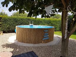 Frame Pool Mit Bambusmatten Verkleiden Geht Einfach Und Sieht Viel Schoner Aus In 2020 Pool Decor Swimming Pools Backyard Inground Swimming Pool Landscaping