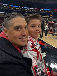 A night as a @ChicagoBulls ✨VIP✨ Just one year after a life-changing lung  cancer diagnosis and surgery, Advocate Health Care patient Eric got to  celebrate his recovery with his family in the
