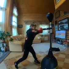 Virtual Boxing Trainer En 2020 Salle De Sport Maison Entrainement De Kickboxing Exercices De Musculation Pour Hommes