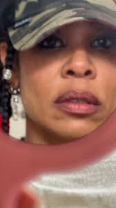 Se regarder ne veut pas dire se voir. Mais cela commence par là. Quel  étrange reflet dans le miroir. Est-il réellement ce que je suis, ce à quoi  je ressemble? Mon dieu… Je me suis longtemps cherché ...