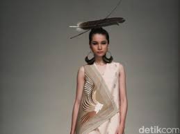 Brokat ini dikombinasikan dengan jenis kain tenun tertentu pada bagian rok. Musa Widyatmodjo Modifikasi Tenun Ntt Jadi Busana Siap Pakai