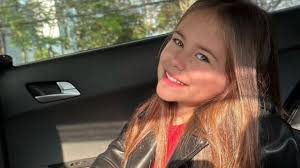 Foto: Anna na novela infantil do SBT 'A Caverna Encantada', Mel Summers é  fluente no inglês aos 8 anos