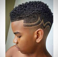 Curly tapered hair style for black men. L Image Contient Peut Etre 1 Personne Gros Plan Hair Designs For Men Shaved Hair Designs Hair Designs For Boys