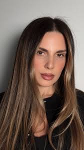 makeupbymario Surreal Skin Foundation in 7C @hourglasscosmetics Concealer  in Silk @charlottetilbury Airbrush Flawless Setting Mist @saiebeauty Airset  Powder @westmanatelier Contour Stick in Truffle @iliabeauty Color Haze in  Waking Up #aliandreeamakeup