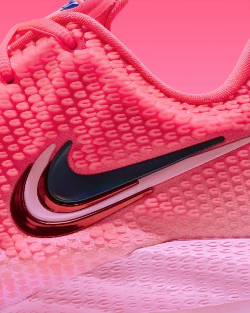 Détail Nike Caitlin 1 Midnight Fever Swoosh bordeaux métallisé
