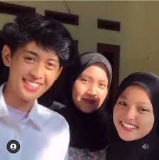 Tidak hanya itu saja, netizen banyak yang bertanya perihal fahmi nasrullah biodata agama, agama fahmi nasrulloh sampai umur fahmi nasrullah pun ia komentari dan pertanyakan. 6pwe Aubzck0um
