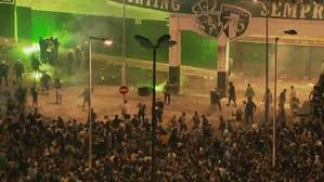 Foram lançados objetos, petardos e o corpo de intervenção da psp foi obrigado a entrar em ação, provocando a fuga de várias pessoas e um clima de alguma insegurança, devido aos confrontos. Wlk17gvdn C 7m