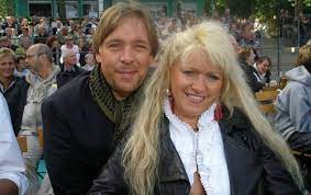 Check spelling or type a new query. Zu Viel Sex Familie Verstosst Menowin Frohlich Wegen Sommerhaus