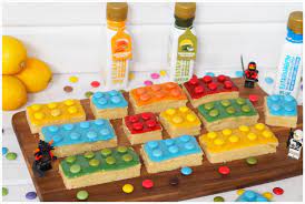 lego zitronenkuchen mit naturlichen essenzen eingefarbt wiewowasistgut com rezept kindergeburtstag kuchen ideen kuchen kindergeburtstag ninjago kuchen