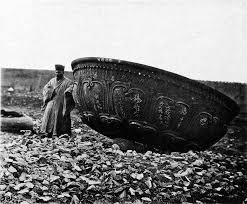 File:A Buddhist with a giant bowl.jpg - Wikimedia Commons