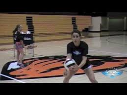 Emily Hiza Of Oregon State University Gives A Few Tips On How To Teach Young Players Th Coaching Volleyball Volleyball Drills For Beginners Volleyball Workouts