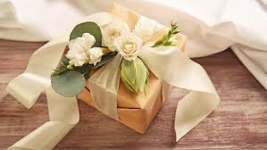 What are good wedding gift ideas? 5 Thoughtful Wedding Gift Ideas For Close Friends Family
