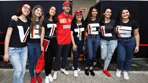 „ ich will die anderen bügeln. Formel 1 Sebastian Vettel Trifft Seinen Fanclub The Vettels Formel 1 Bild De