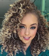 Le nuove mode capelli mettono in scena infatti il mood mannish più grintoso grazie allo shullet di compagnia della bellezza, un mix tra il pixie e il mullet con frangia lunga e scalata e … Capelli Ricci Oltre 50 Tagli Ed Acconciature Per Il 2019