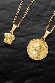 medusa pendant necklace joyas joyeria poses para fotografia