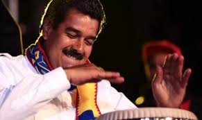 Maduro conmina a todos a ser felices… apuntándolos con un fusil"