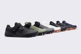 Mountain bike shoes differ from road bike shoes by featuring added traction in their soles, higher foot/ankle protection, waterproof liners and a tightening system to help keep the shoe on your foot. Die Neuen Crankbrothers Mountainbike Schuhe Fabio Wibmer Edition