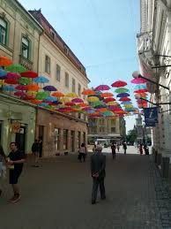 Everything you need to be ready to step out prepared. Apare AcoperiÈul De Umbrele Pe Strada Alba Iulia Vremea L A Dat PuÈin Peste Cap
