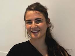 Bloemenmeisje Izis (4) ontroert met bosjes voor 'opa en omaatjes'