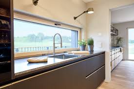Kuchenzeile Modern Unter Fenster Kuchen Ideen Interior Design Einfamilienhaus Heimat 4 0 Baufritz Haus Hausb Kuchen Design Kuchenideen Modern Wohnung Kuche
