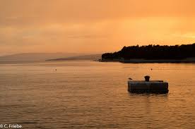 Gut gepflegte und saubere strandabschnitte, umgeben von kieferbäumen sind hier wichtige markenzeichen. Krk Kroatien Sonnenaufgang Sonnenuntergang Zeiten