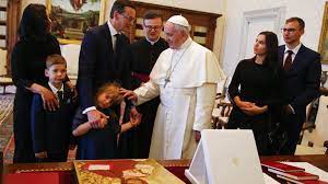 Pan premier morawiecki powinien w pierwszej kolejności walnąć się w piersi za to, co się wydarzyło. Mateusz Morawiecki Z Rodzina U Papieza Franciszek Przyjal Premiera