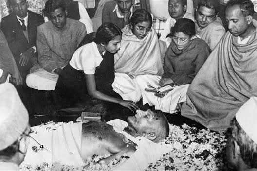 Resultado de imagem para gandhi morte"