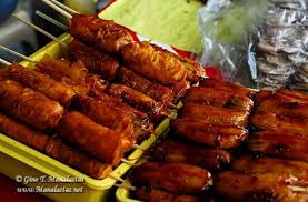 Turon, also known as lumpiyang saging (filipino for banana lumpia), is a philippine snack made of thinly sliced bananas (preferably saba or cardaba bananas) and a slice of jackfruit, dusted with brown sugar, rolled in a spring roll wrapper and fried. Banana Fritters Called Turon Or Banana Q One Of My Favorite Street Foods In The Philippines Food Street Food Banana Fritters