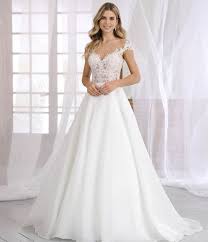 Abito da sposa semplice bianco abiti da sposa con guaina in chiffon bianco con scollo a illusione senza maniche. Atelier Altea