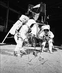 Semakin dekatnya mereka ke bulan membuat atmosfer yang dirasakan berubah. 50 Tahun Setelah Misi Bulan Para Astronot Apollo 11 Bertemu Kembali Hitekno Com