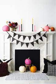 People Are Pulling Out Their Christmas Trees Early To Decorate For Halloween Diy Halloween Dekoration Kamin Dekor Diy Deko Ideen
