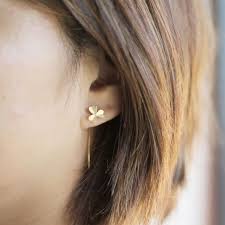 耳環是小主題葉酢漿草的葉子 如果你看看路邊 總是有某個地方蒼蠅酢漿草 三片葉子是它是一個非常漂亮的植物 如心臟 有時 喜悅綻放黃色和粉紅色和白色的美麗的花朵 耳環 如岩屑滑動 這樣的酢漿草的葉耳 從創作者 字葉的一部分 是平靜的印 stud