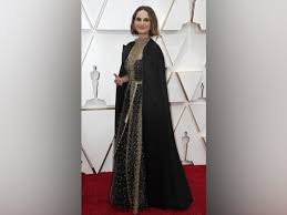 Natalie portman has responded to rose mcgowan's social media critique of her red carpet protest at the oscars. Oscars 2020 Natalie Portman Dons Cape With Names Of Snubbed Female Directors