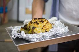 Dovrete vedere il cavolfiore ben arrostito all'esterno. Cavolfiore Intero Arrosto Gnambox Com