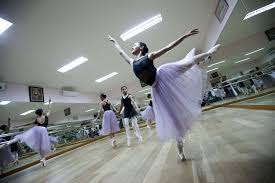 Pengertian analisis isi analisis isi adalah suatu teknik penelitian untuk membuat rumusan. Tari Modern Pengertian Dan Cirinya Halaman All Kompas Com