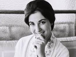 السوداء، الذي أخرجه عام 1962، فلاحظت زوجته ذلك، ومن سوء الحظ أن نجاة كانت تسكن بالطابق العلوي. ØµÙˆØ±Ø© Ø£ÙˆÙ„ Ø¸Ù‡ÙˆØ± Ù„Ù„ÙÙ†Ø§Ù†Ø© Ù†Ø¬Ø§Ø© Ø§Ù„ØµØºÙŠØ±Ø© Ø¨Ø¹Ø¯ ØºÙŠØ§Ø¨ Ø®Ø§Ø¦ÙØ© Ù…Ù† Ø³Ù‚ÙˆØ· Ø¹Ù…Ø§Ø±ØªÙ‡Ø§ 7 ÙÙ†ÙˆÙ†