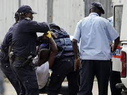 Manifestação em luanda duramente reprimida pela polícia cerca de duas mil pessoas foram impedidas pela polícia de se manifestarem em luanda, segundo o novo jornal de angola. Policia Angolana Reprime Manifestacao Em Luanda E Detem Jornalistas Portugal Digital