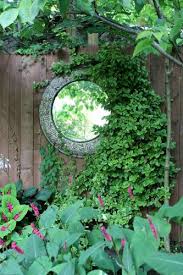 Een Spiegel Op Een Muur Tussen Klimplanten Is Een Geslaagde Trompe L Oeil Garden Mirrors Garden Wall Outdoor Mirror
