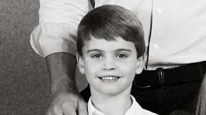 Prince William and Princess Kate's left legs disappear and Prince Louis  seems to be missing a finger as mystery surrounds Christmas Royal Family  photo