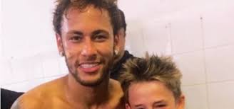 O ego deseja felicidades ao casal! Fa De Futebol Filho De Danielle Winits Chora Ao Conhecer Neymar Video Metro 1