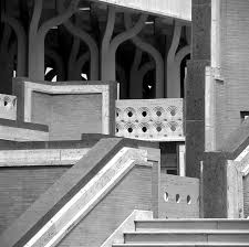 Per questo motivo, il progetto architettonico cerca un incontro con la storia e la tradizione locale, ad esempio attraverso l'utilizzo di materiali che generano colori tipicamente romani, come il travertino e il cotto rosato. La Moschea Di Roma Progettata Da Paolo Portoghesi Artribune