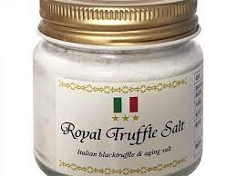 普段の料理に使うだけでなく 料理にさっと振りかけるだけでも一味風味が豊かになる トリュフ塩 トリュフソルト ともいいますね ただ 美味しいとは聞くものの 使い方がよく分からないという人も多いはず 色々な料理によく合いますが 定番のパスタやステーキ